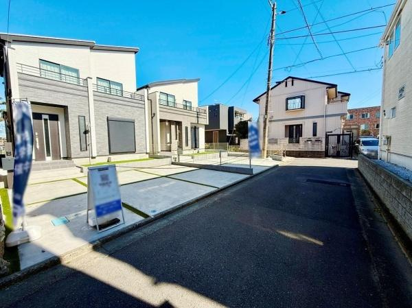 明るく広々とした前面道路に面しており周囲の建物との距離感も保たれています。車の出し入れもしやすい造りです。周辺の住宅も整然と並んでおり落ち着いた印象の現地写真です。陽当たりも良好で開放感があります。