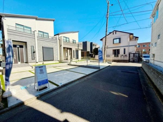 明るく広々とした前面道路に面しており周囲の建物との距離感も保たれています。車の出し入れもしやすい造りです。周辺の住宅も整然と並んでおり落ち着いた印象の現地写真です。陽当たりも良好で開放感があります。