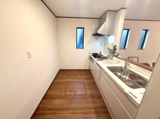 キッチンは明るく開放的な空間です。収納が充実したすっきりとしたデザインです。窓があるため自然光を取り入れやすい造りです。清潔感のある内装が魅力です。