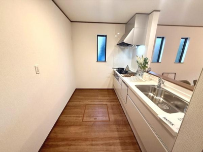 キッチンは明るく開放的な空間です。収納が充実したすっきりとしたデザインです。窓があるため自然光を取り入れやすい造りです。清潔感のある内装が魅力です。