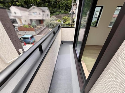 シンプルなデザインで家具の配置がしやすい洋室です。クローゼットが備わっているため収納にも便利です。木目調の床が落ち着いた雰囲気を演出します。スリット窓から採光も期待できます。清潔感のある内装です。