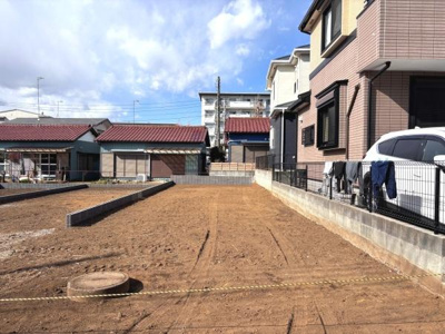日当たりの良い住宅地の一角にあり周囲には低層の建物が並んでいます。道路からのアクセスがしやすく敷地は整地されています。落ち着いた雰囲気の街並みが広がっています。幅広い用途に対応できる土地です。