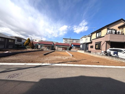 現地は道路に面しており出入りがしやすい区画です。周辺には住宅が建ち並び落ち着いた印象のエリアに位置しています。日当たりも良好で開放感のある区画となっています。整った形状が特徴です。