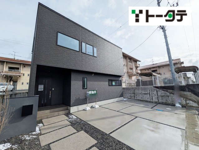 ブラックを基調としたシックな外観、落ち着きのある印象です