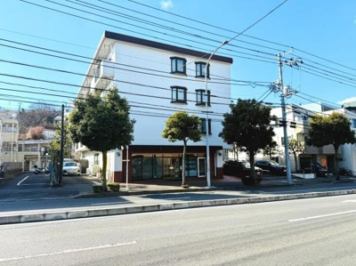 大きな通りに面した建物でアクセスが便利です。外観は明るい印象で店舗スペースも確保されています。周囲には緑もあり落ち着いた雰囲気を感じられます。駐車スペースも確保されており利便性が高いです。