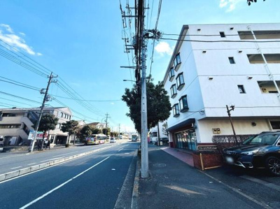 前面道路が広く車の出入りもしやすい環境です。周囲には住宅や店舗もあり生活利便性があります。建物周辺は日差しも十分に感じられる明るい雰囲気です。視界が開けていて気持ちの良い眺望が広がっています。