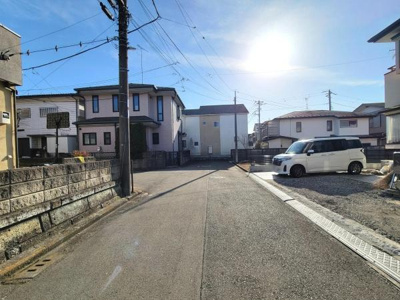 陽射しが差し込む前面道路の様子が印象的です。周囲は住居が立ち並び閑静な雰囲気を感じられます。幅のある道路で道路状況も良好です。周辺環境の整った現地写真です。