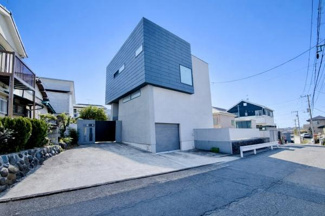 スタイリッシュな外観が目を引きます。角地に立地しているため開放感があります。シンプルながらも洗練されたデザインが特徴的です。外壁のコントラストが現代的な印象を与えます。