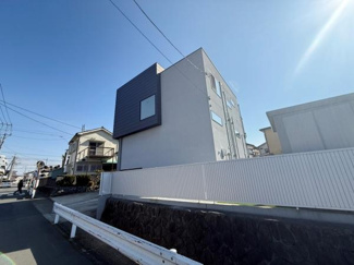 角地に位置するシンプルな外観が目を引きます。前面道路が広く車の出し入れがしやすそうです。周囲に住宅が並ぶ静かなエリアです。建物のデザインがスタイリッシュです。敷地がすっきりと整備されています。