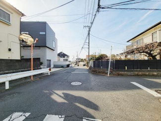 前面道路は広々としており車の出入りもスムーズに行えます。周辺は住宅が立ち並び落ち着いた雰囲気です。日当たりも良好で明るい印象を受けます。道路の舗装状態も良く安心してお使いいただけます。