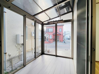 サンルームから外の景色を楽しめる開放感のある空間です。ガラス張りで明るく天井も高く設計されています。モダンなデザインが特徴的で室内の延長として使える便利なスペースです。