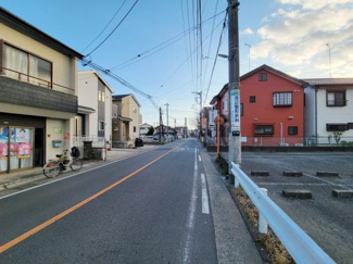前面道路が広く車の出入りがしやすい環境です。舗装された道路が続いており見通しの良い通りです。周囲には住宅が建ち並び落ち着いた雰囲気が感じられます。物件周辺の交通アクセスがスムーズです。