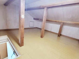 木の梁が印象的な屋根裏スペースです。天井が高すぎずちょうどいい広さが確保されています。床はフラットで使いやすい仕様になっています。