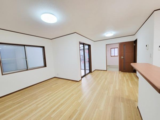 リビングは明るい色合いのフローリングで全体的に開放感があります。大きな窓から光が入るため日中も室内が明るい印象です。室内の動線がすっきりとしており使い勝手の良い空間です。