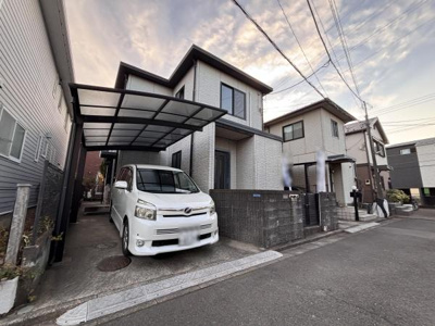 前面道路が広く車の出し入れもスムーズに行えます。建物外観はシンプルで落ち着いたデザインです。カーポート付きで雨の日も安心して車を停められます。周囲との調和が取れた住宅街です。