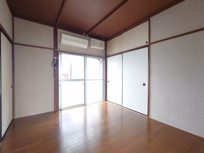 ゆったりした洋室です