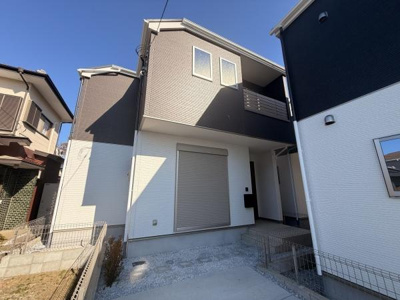 スタイリッシュなデザインが目を引く外観です。シンプルながらも現代的なカラーリングが魅力となっています。広々とした前面スペースは使い勝手が良く全体的に落ち着きのある印象です。