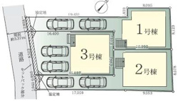 駐車スペースもしっかりと確保されており車の出し入れも便利です。それぞれの区画が分かりやすく配置されています。道路に面しているためアクセスもスムーズです。全体のレイアウトもゆったりと設計されています。