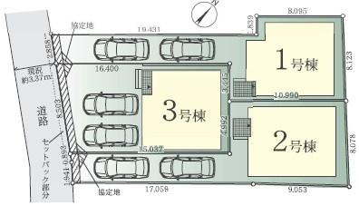 駐車スペースもしっかりと確保されており車の出し入れも便利です。それぞれの区画が分かりやすく配置されています。道路に面しているためアクセスもスムーズです。全体のレイアウトもゆったりと設計されています。