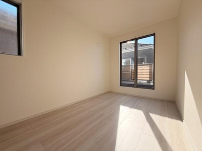 明るい光が差し込む洋室はすっきりとした内装で印象的です。2面にある窓が空間を開放的に演出しています。床の色合いがやさしく落ち着いた雰囲気です。窓からの眺めも気持ち良いポイントです。