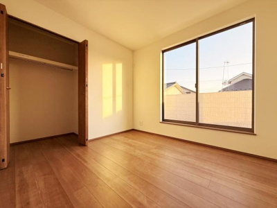 窓から光が差し込む明るい寝室です。広々としたスペースがあり快適な空間を実現。クローゼットも備わっているため収納にも便利です。シンプルな内装で様々なアレンジが可能です。