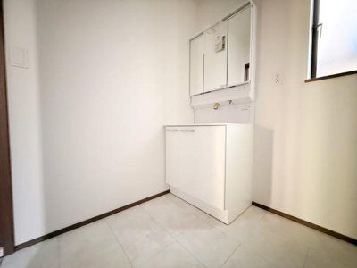 シンプルで使いやすい洗面台・洗面所です。明るい採光が魅力の空間となっております。収納スペースも充実しており身支度や整理整頓がしやすいです。清潔感のある仕上がりになっています。