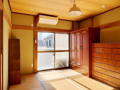 畳の温かみを感じられる和室です。大きな窓から十分な光が入り室内が明るくなっています。エアコン設置済みで季節を問わず快適に利用できます。収納家具が備え付けられており整理整頓にも便利です。