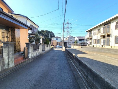 現地周辺は住宅が立ち並ぶ落ち着いた環境です。前面道路は見通しが良く車両の出入りもスムーズに行えます。道路幅も十分にあり日当たりも良好な印象です。近隣の住宅も整然としています。