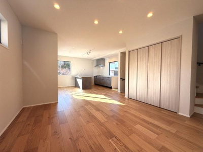 明るい日差しが差し込むリビングは木目調のフローリングが上品な雰囲気を演出します。天井のダウンライトが空間をすっきりと見せ収納スペースも充実しています。