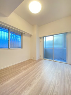 光をたっぷりと取り込める二面窓設計。お子様のお部屋や趣味の書斎としても幅広くご使用できます。