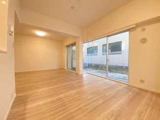 約17.6帖の広々LDK。壁いっぱいの窓からは一年を通して通風良好・やわらかな日差しが差し込みます。日々のくつろぎに嬉しい専用庭もついております。
