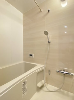 新品ユニットバスがついております。清掃性も高く、のんびり広々としたお風呂で1日の疲れもしっかりとれる入浴タイムが実現できます。