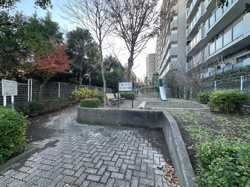 近隣の公園です。ベンチが設置されておりちょっとした休憩にも便利です。滑り台などの遊具も備えられています。歩道も整備されており移動もしやすいです。