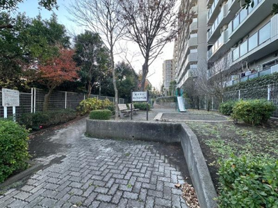 近隣の公園です。ベンチが設置されておりちょっとした休憩にも便利です。滑り台などの遊具も備えられています。歩道も整備されており移動もしやすいです。