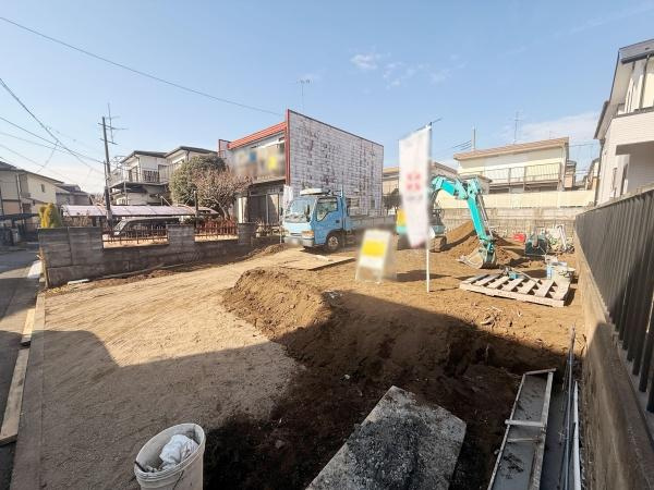 整地が進んでおり建築をスムーズに始められる状態です。周辺には整った住宅が並んでいます。現地は陽当たりが良く開放感があります。道路アクセスも確認しやすい立地です。工事の様子からも安心感が伝わります。