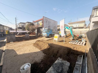 整地が進んでおり建築をスムーズに始められる状態です。周辺には整った住宅が並んでいます。現地は陽当たりが良く開放感があります。道路アクセスも確認しやすい立地です。工事の様子からも安心感が伝わります。