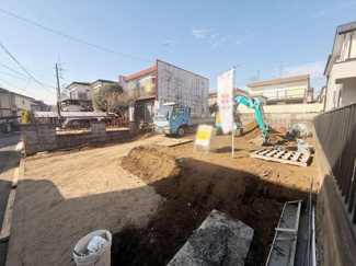 整地が進んでおり建築をスムーズに始められる状態です。周辺には整った住宅が並んでいます。現地は陽当たりが良く開放感があります。道路アクセスも確認しやすい立地です。工事の様子からも安心感が伝わります。
