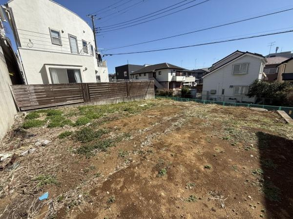 南向きで日当たりの良さを感じられる現地土地写真です。整形地のため建築プランの自由度が高められます。周囲は落ち着いた住宅街に位置しています。