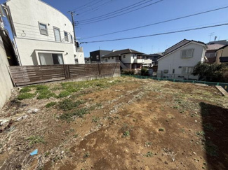 南向きで日当たりの良さを感じられる現地土地写真です。整形地のため建築プランの自由度が高められます。周囲は落ち着いた住宅街に位置しています。