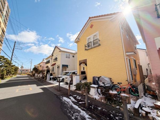 前面道路が広めで車の出し入れがスムーズに行えます。陽当たりが良く明るい印象の外観です。おしゃれな外観の住宅が並び周辺環境に調和しています。静かな通りに位置しており落ち着いた雰囲気を感じられます。