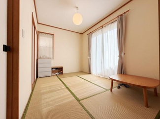 明るい光が差し込む広々とした和室です。畳の温もりが感じられる落ち着いた空間となっています。窓が大きく開放感があります。収納スペースも確保されており使い勝手も良好です。