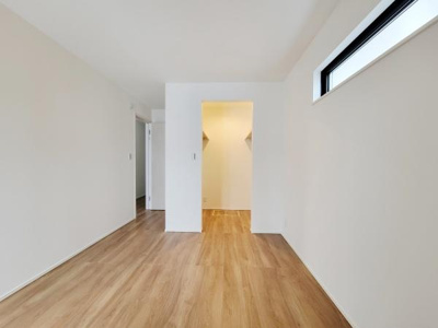 明るい光が差し込む洋室です。シンプルな内装で様々なレイアウトに対応できます。ナチュラルなフローリングが空間を引き立てます。収納スペースも確保されています。清潔感のある雰囲気でご利用いただけます。