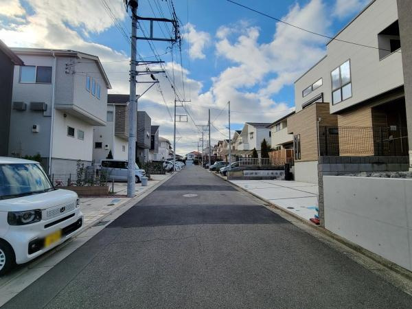 前面道路を含む現地写真です。車通りが少なく落ち着いた雰囲気の住宅エリアが広がっています。電柱や設備も整い生活インフラが充実した街並みとなっています。