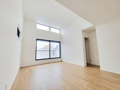 開放感のあるリビングが印象的です。ナチュラルな床材が空間全体を明るく演出しています。対面キッチンとの一体感が魅力です。白を基調としたシンプルな内装がさまざまなインテリアに馴染みます。