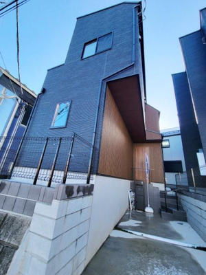 スタイリッシュな外観が印象的な建物です。モダンなデザインが周囲と調和しています。クールなカラーが引き締まった雰囲気を演出しています。外構部分もすっきりとまとまっています。