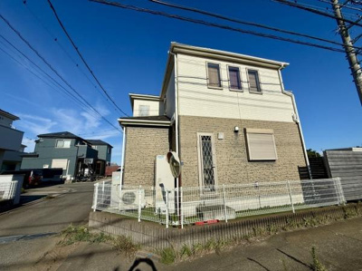 すっきりとした外観の建物が印象的な現地写真です。前面道路もゆとりが感じられ周囲の住宅と調和しています。明るい日差しが差し込む環境で車の出入りもしやすい印象です。外構やフェンスもしっかり整っています。