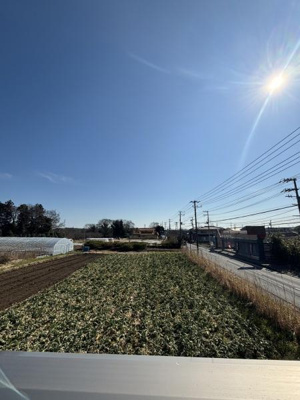 開放感のある眺望が魅力の現地です。周囲には広がる畑や遠くまで続く空が印象的です。道路沿いなので車のアクセスも便利です。日当たりも良好で晴れた日は特に明るさを感じられます。