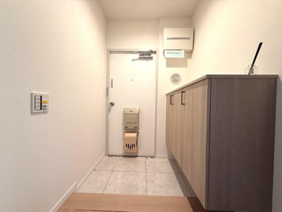 玄関は明るく清潔感があります。収納スペースが充実しており整理整頓がしやすい造りです。タイル床がメンテナンスしやすく日々の使い勝手にも配慮されています。スッキリとした印象が魅力的な玄関です。