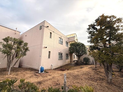 明るい外観が印象的な建物です。広めの敷地には緑もあり落ち着いた雰囲気を感じられます。周囲には植栽が施されており建物とのバランスが整っています。建物のデザインもシンプルで清潔感があります。