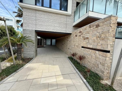 落ち着いた色合いの外観が上品な雰囲気を演出しています。エントランス周辺には豊かな植栽が施され四季を感じられます。石造りのアプローチが建物の魅力を引き立てます。ゆとりのある敷地で開放感を感じられます。